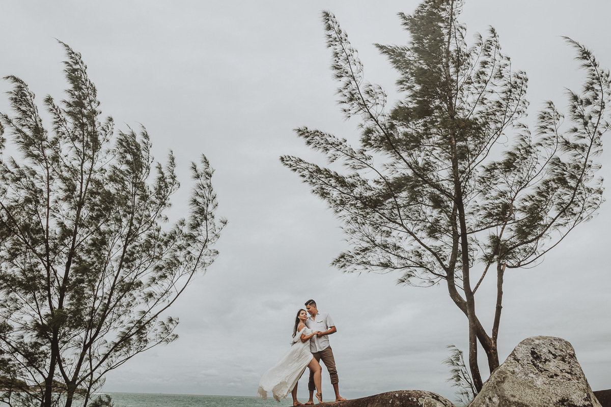 lindo ensaio de pre wedding feito na praia fotos do melhor fotografo do brasil  e de maringa rickardo andrade