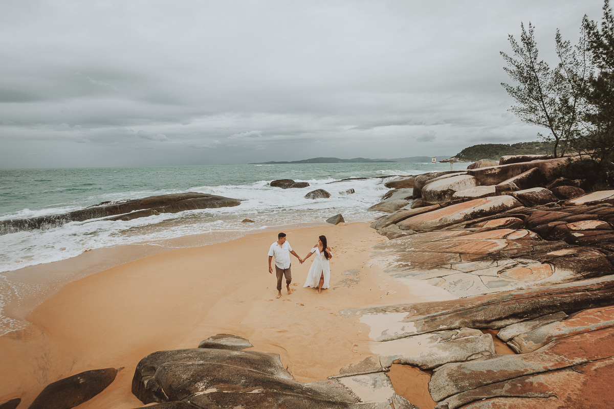 lindo ensaio de pre wedding feito na praia fotos do melhor fotografo do brasil  e de maringa rickardo andrade