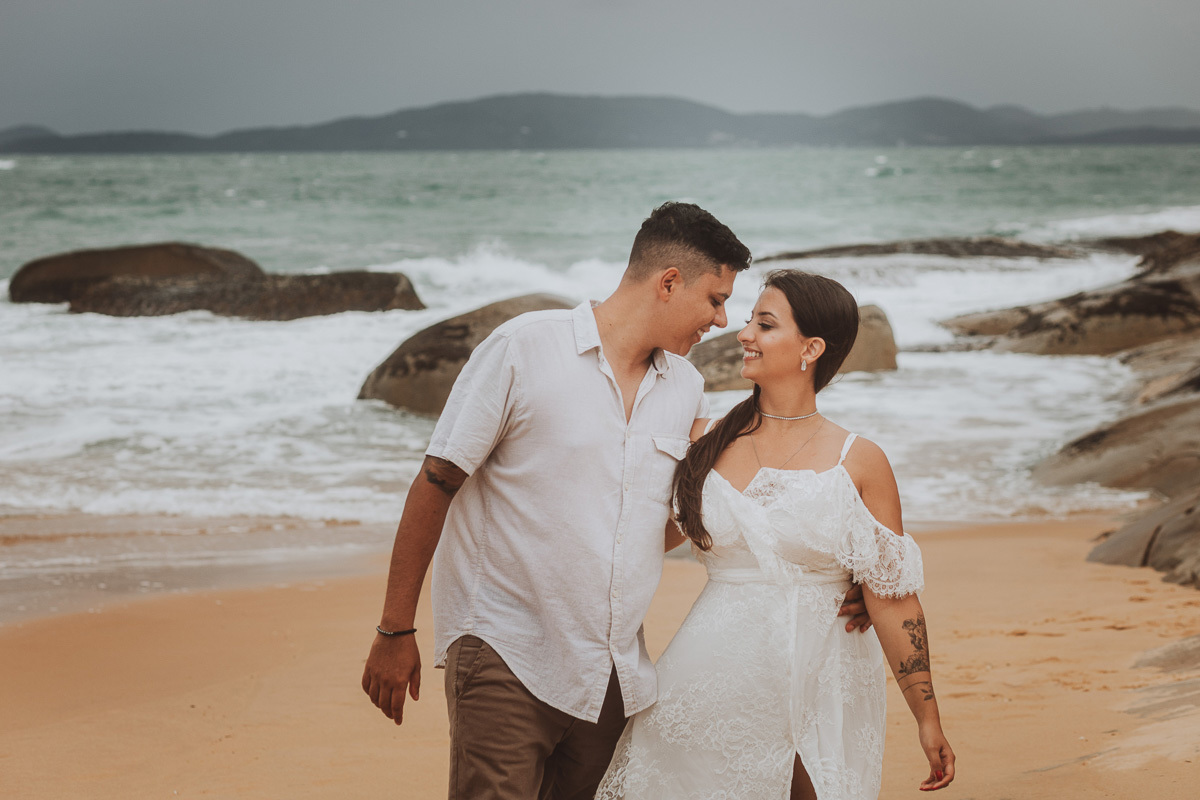 ideias para fotos de pre wedding na praia 
