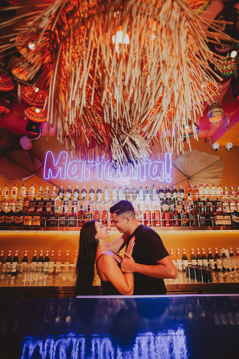 lindo ensaio de casal feito em um bar, bar mariquita em  balneario camboriu Santa Catarina