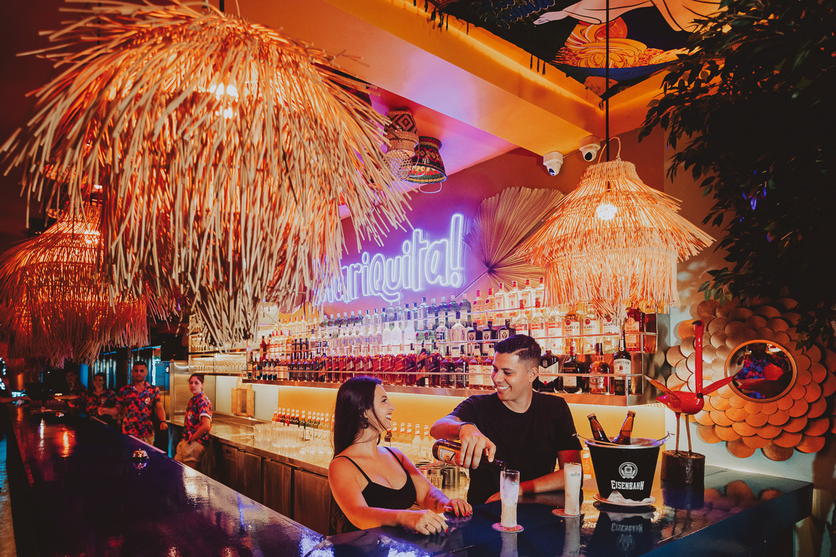 ensaio de pre wedding com proposta e ideias diferentes, fotos do casal bebendo no bar 