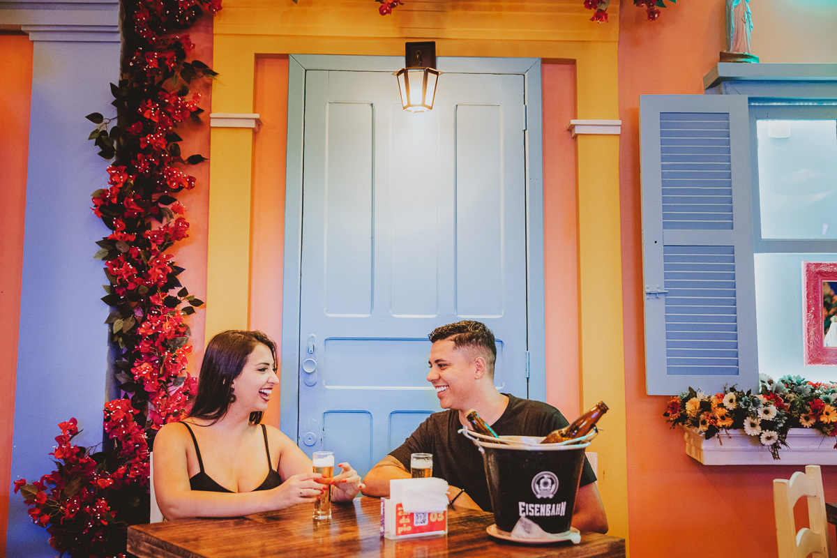 ensaio de casal com ideia original. ideias diferentes para ensaio de casal em bar 