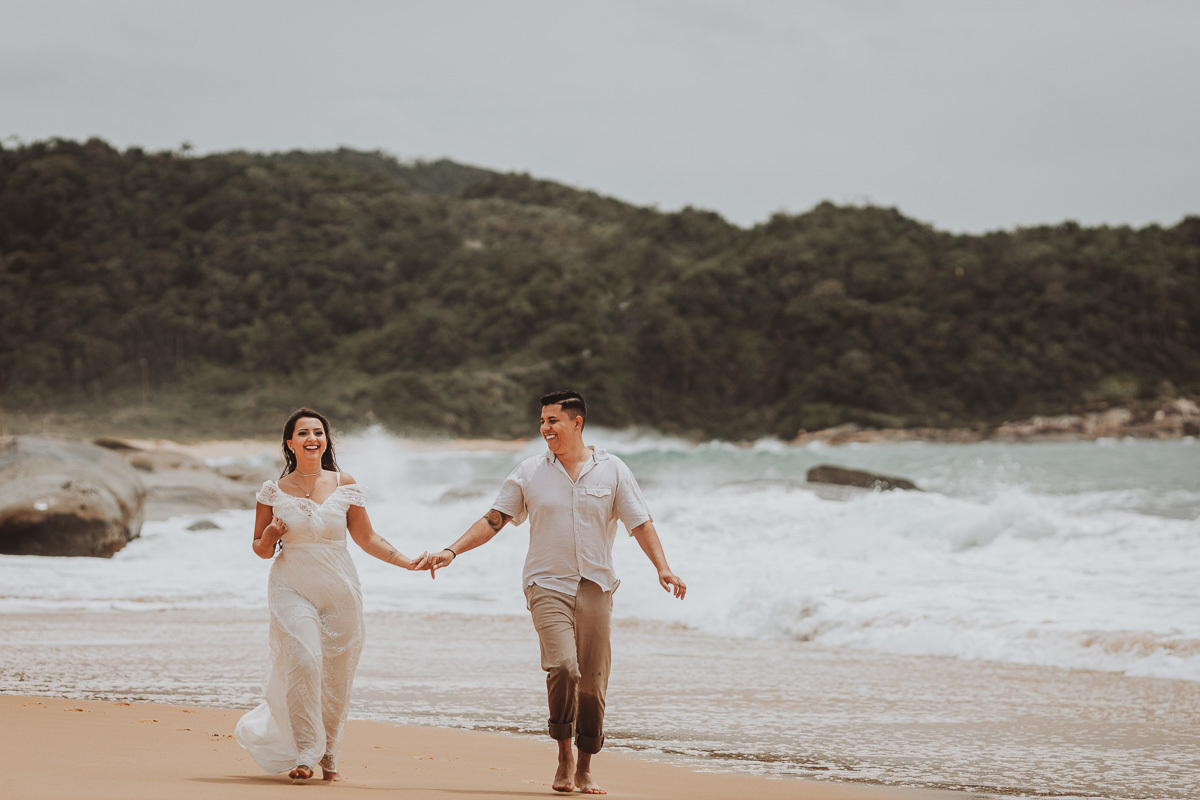 ideias para ensaio de casal feito na praia de  Balneario Camboriu-SC