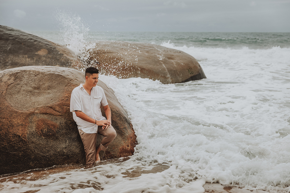 retratos do noivo feitos em pre wedding na praia do estaleiro em santa catarina 