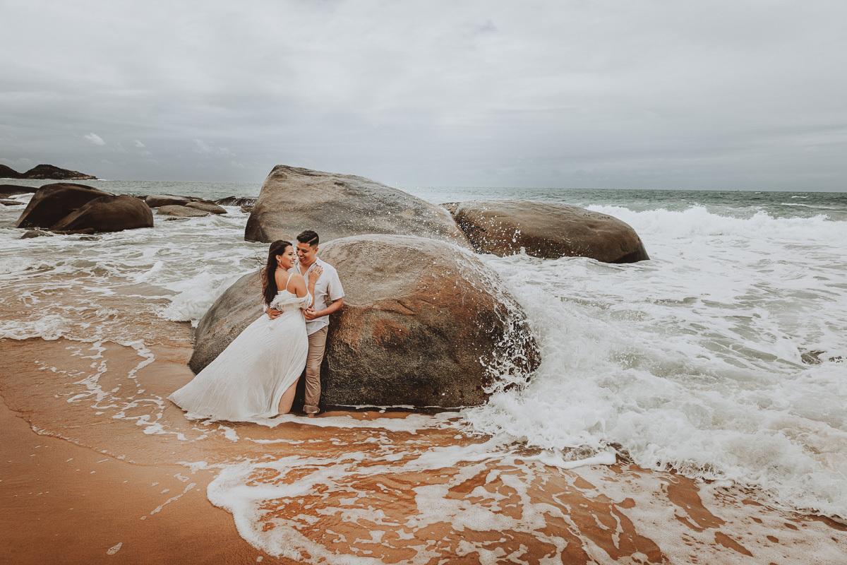 ensaio de pre wedding feito na praia do estaleirinho em  Balneario Camboriu-SC lindo ensaio pre casamento feito na praia 