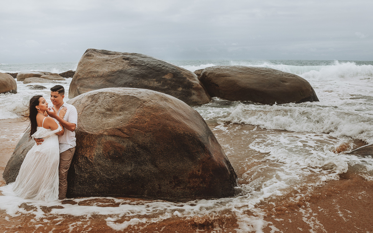 ensaio de casal  externo ao ar livre feito nas praias de santa caratina melhores praias de santa catarina 