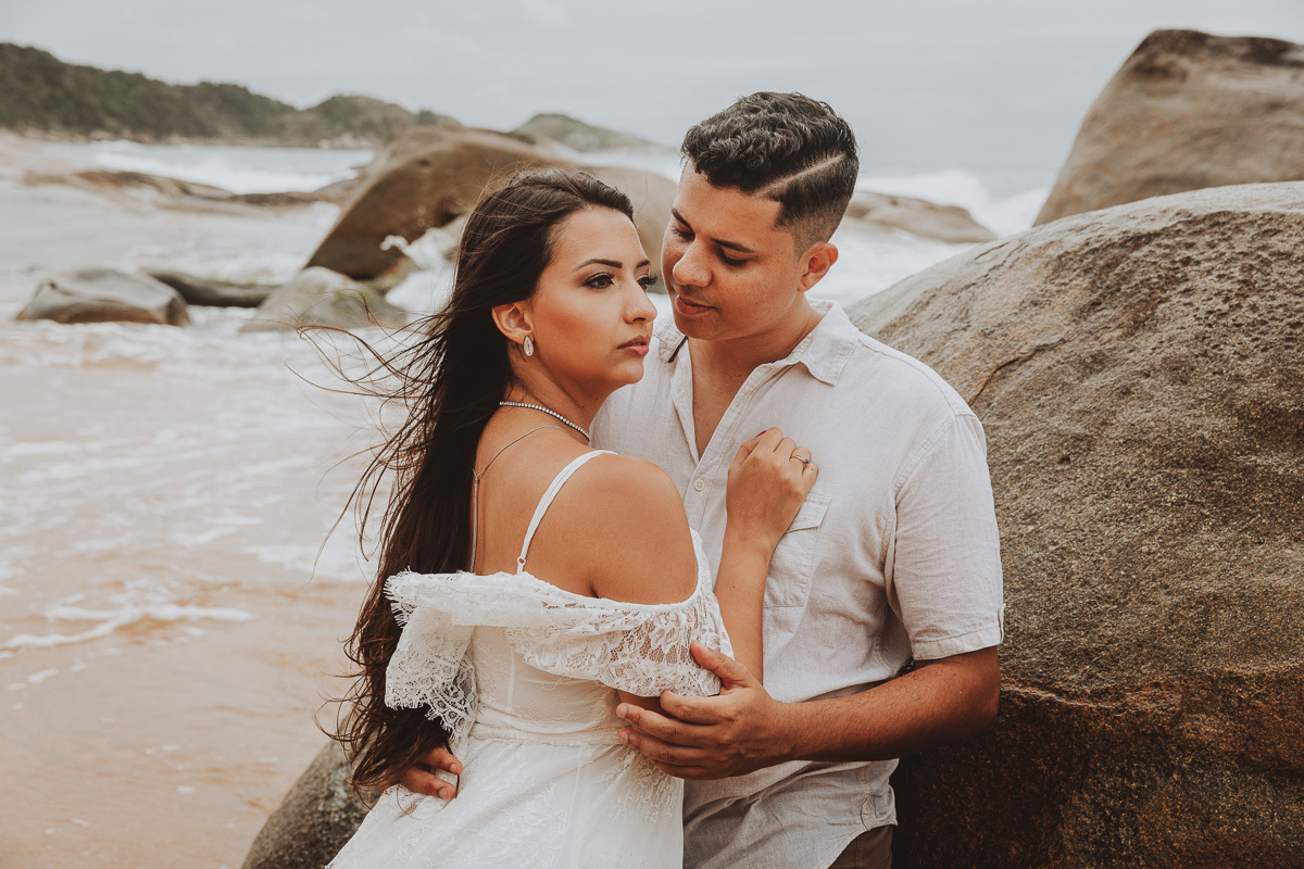 ensaio de casal na praia do estaleiro em  Balneario Camboriu-SC