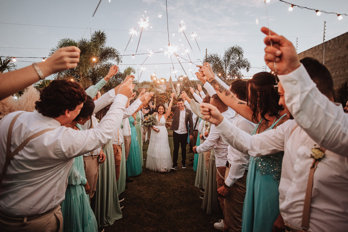 saida dos noivos com varetas sparkles para casamentono final da tarde em maringá chacara monte rei 