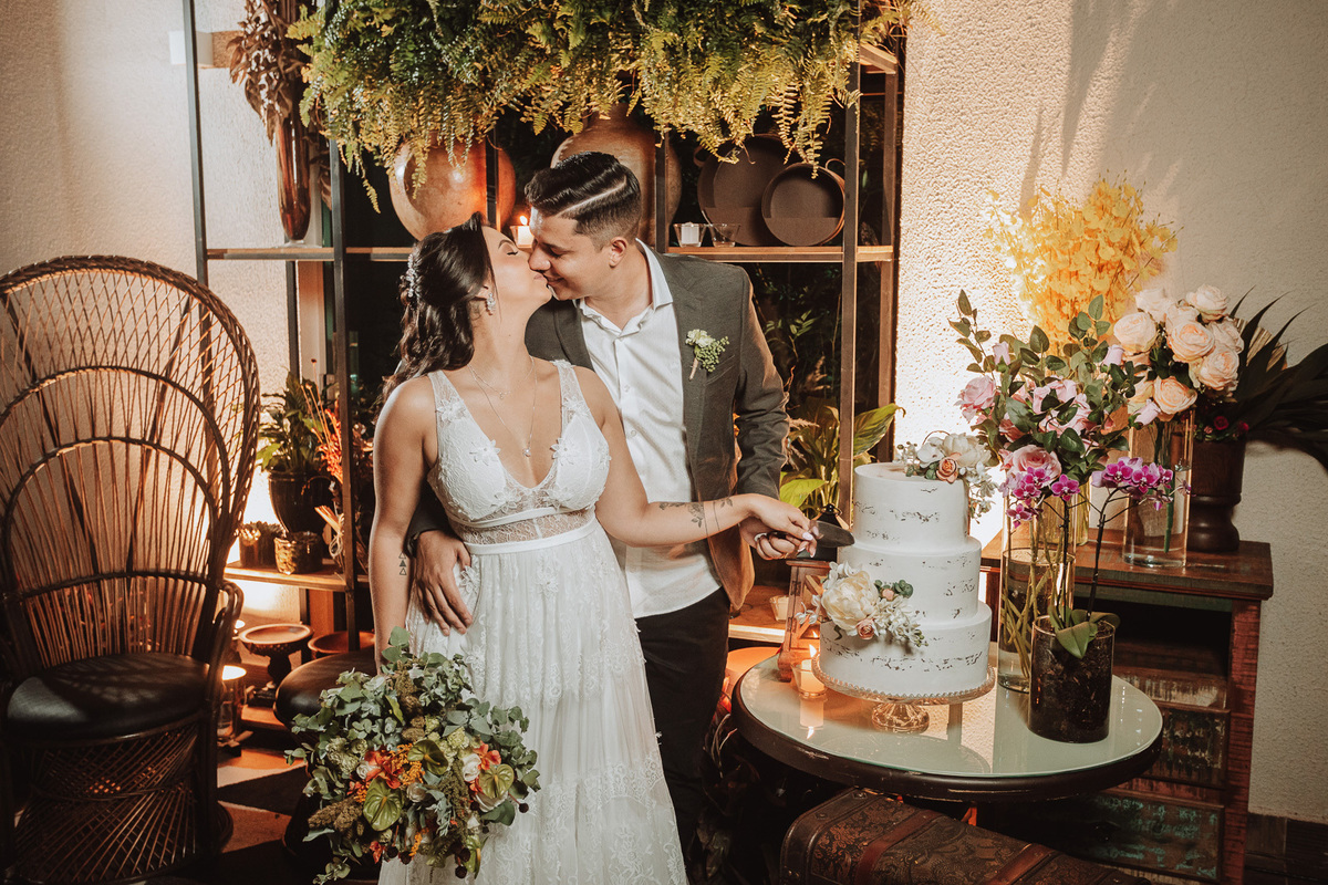 lindas fotos tradicionais e classicas dos noivos na mesa de doces estilo boho e rustica 