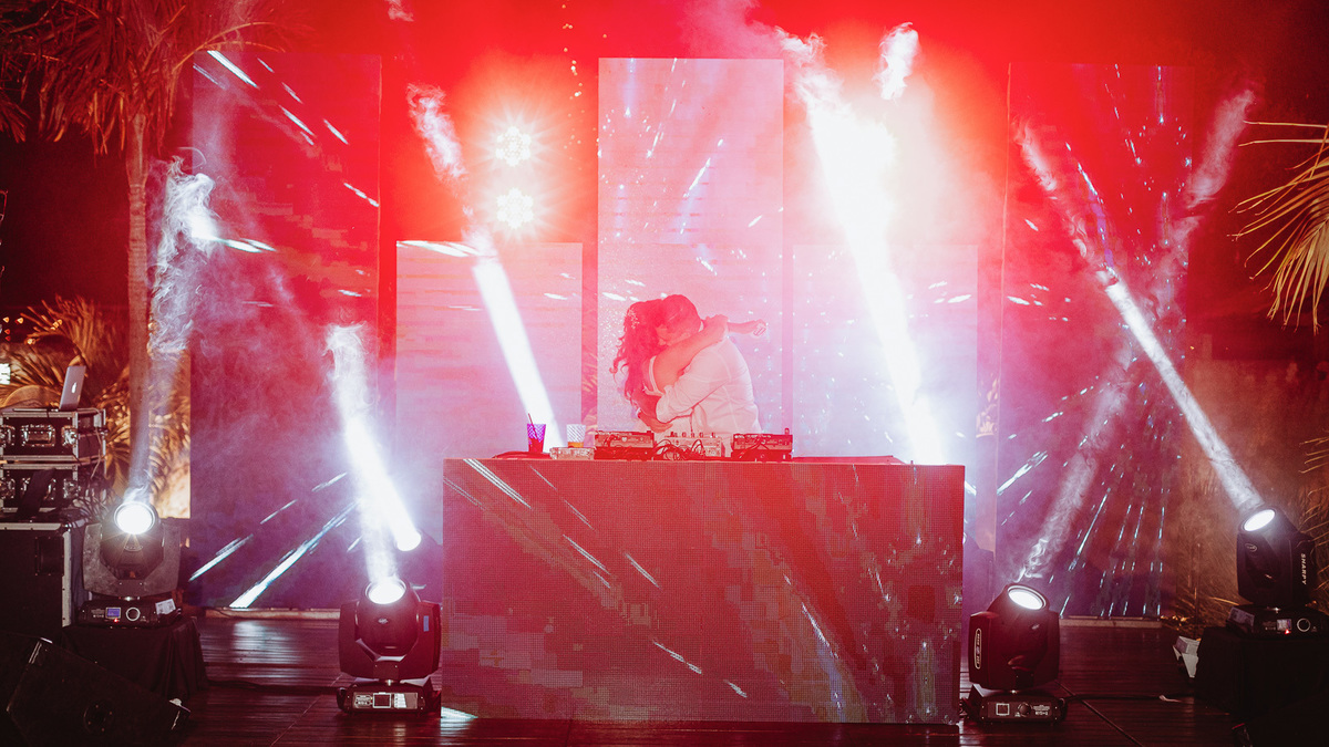 balada de casamento com festa eletronica e queima de fogos fotos de rickardo andrade 