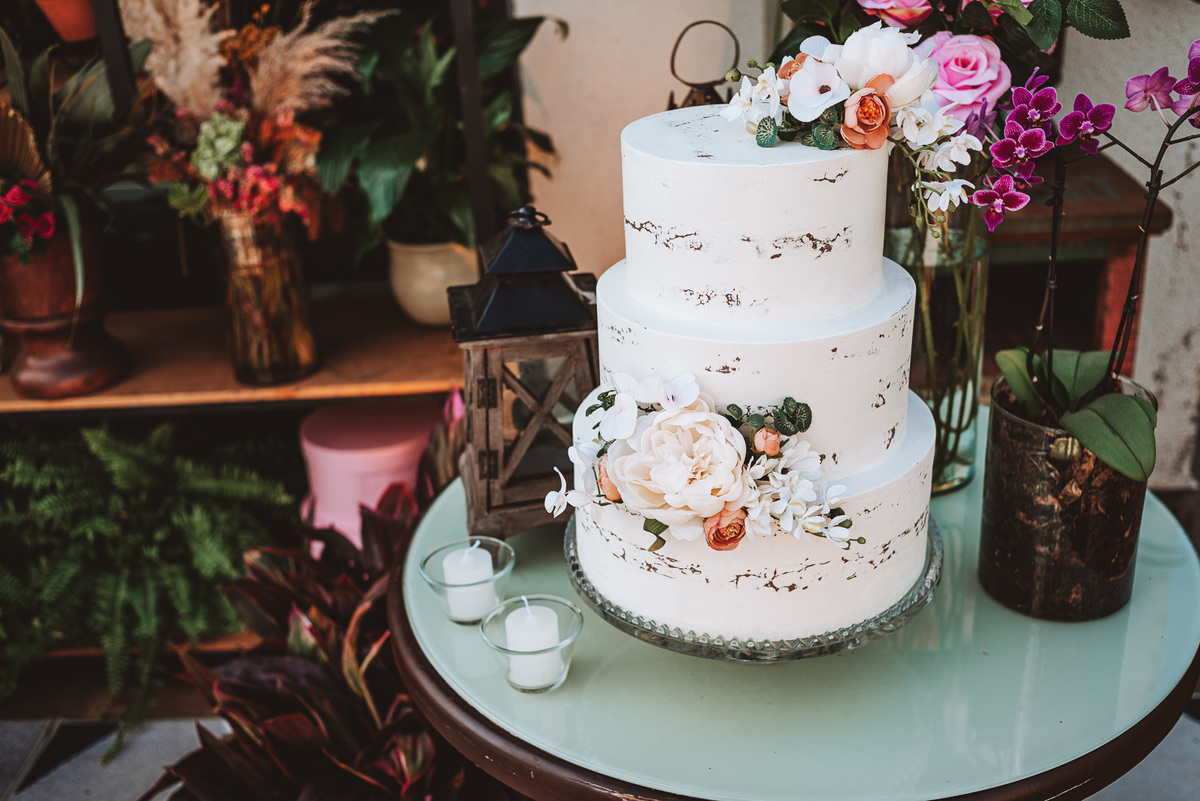 bolo de casamento estilo naked cake para mesa de doces estilo boho 