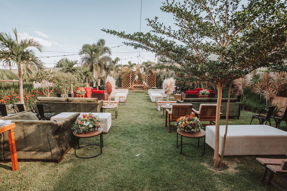 decoração diferente estilo desconstruida para cerimonia de casamento com lounges decoração para casamento externo em maringá-PR 
