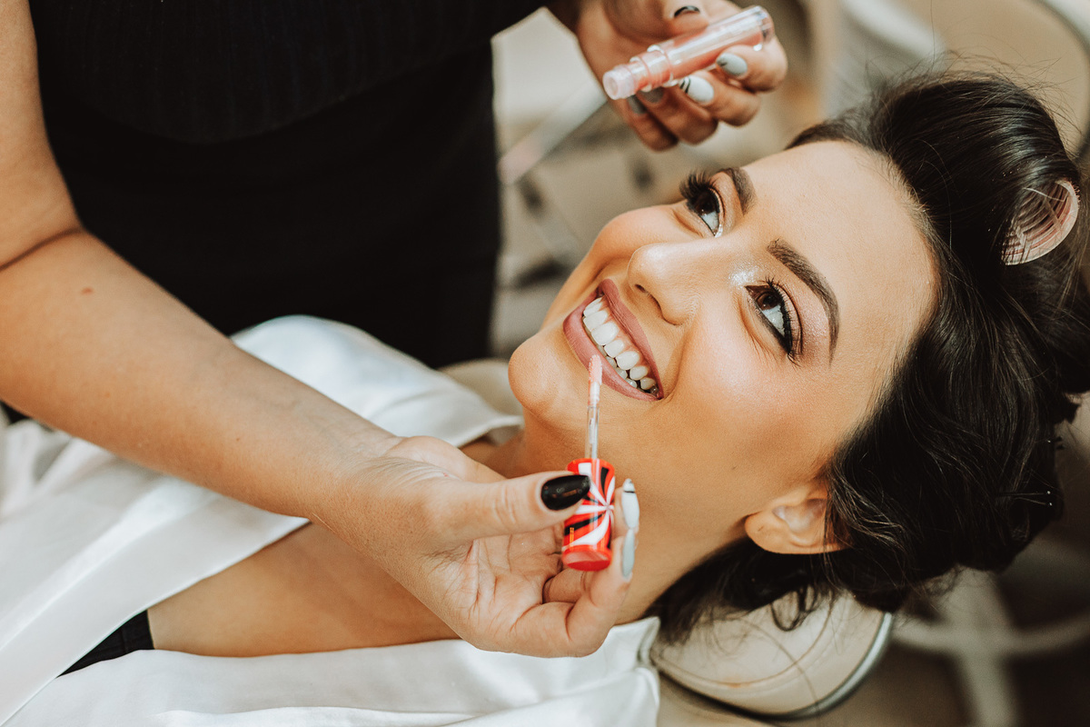 fotografia de making of de noiva com maquiagem delicada para casamento ao ar livre em maringá 