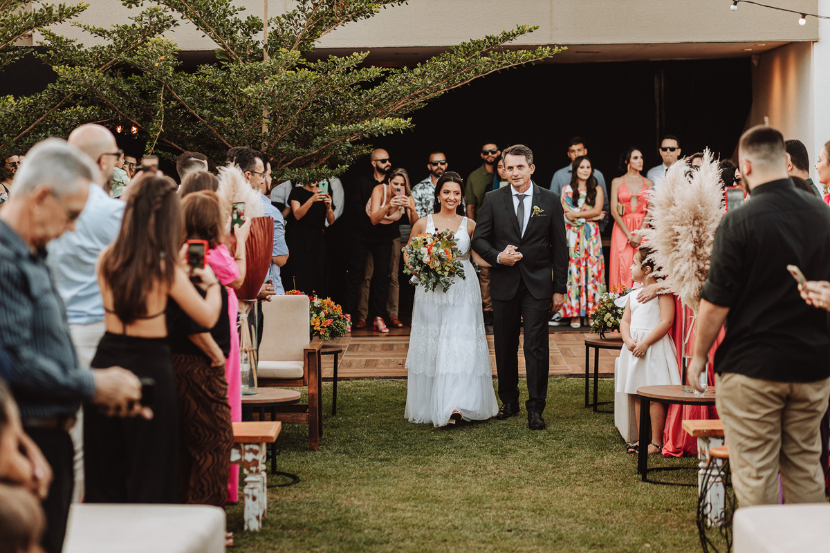 fotos da entrada da noiva com vestido estilo boho chic para casamento externo 