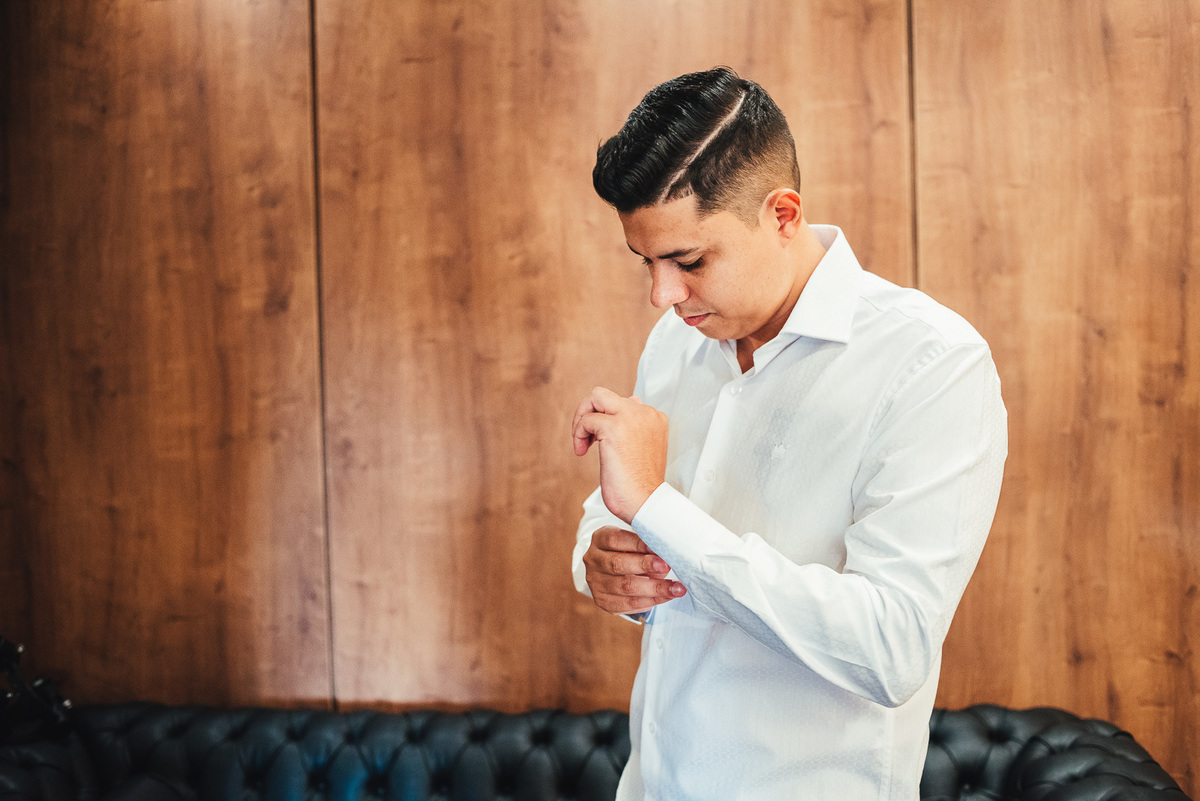 fotografia de casamento, fotos de detalhes do makign of do noivo em uma barbearia com dia do noivo em maringa 