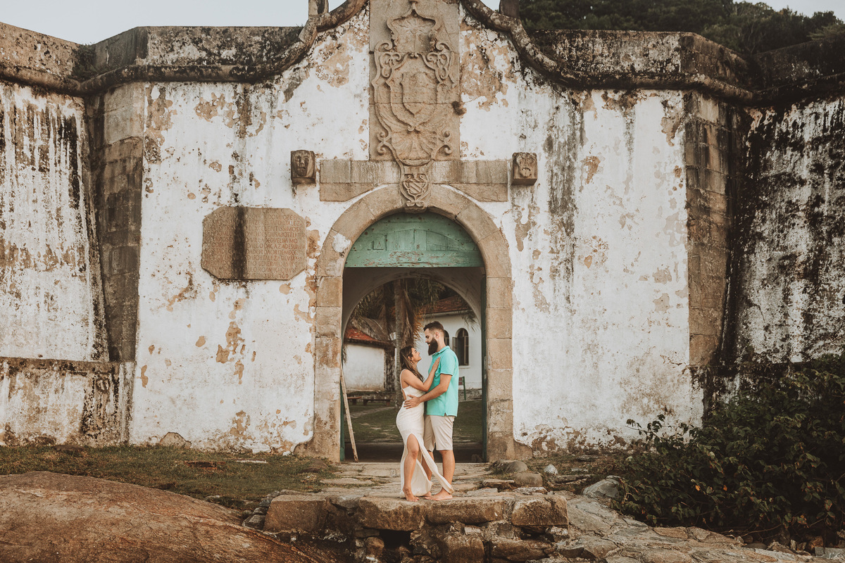 pre casamento com fotos romanticas na praia ilha do mel 