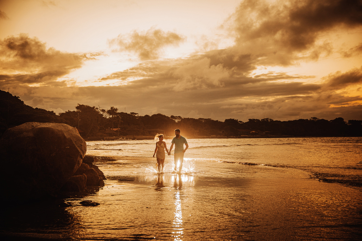 lindo ensaio de casal feito na praia da fortaleza com fotos no por do sol 