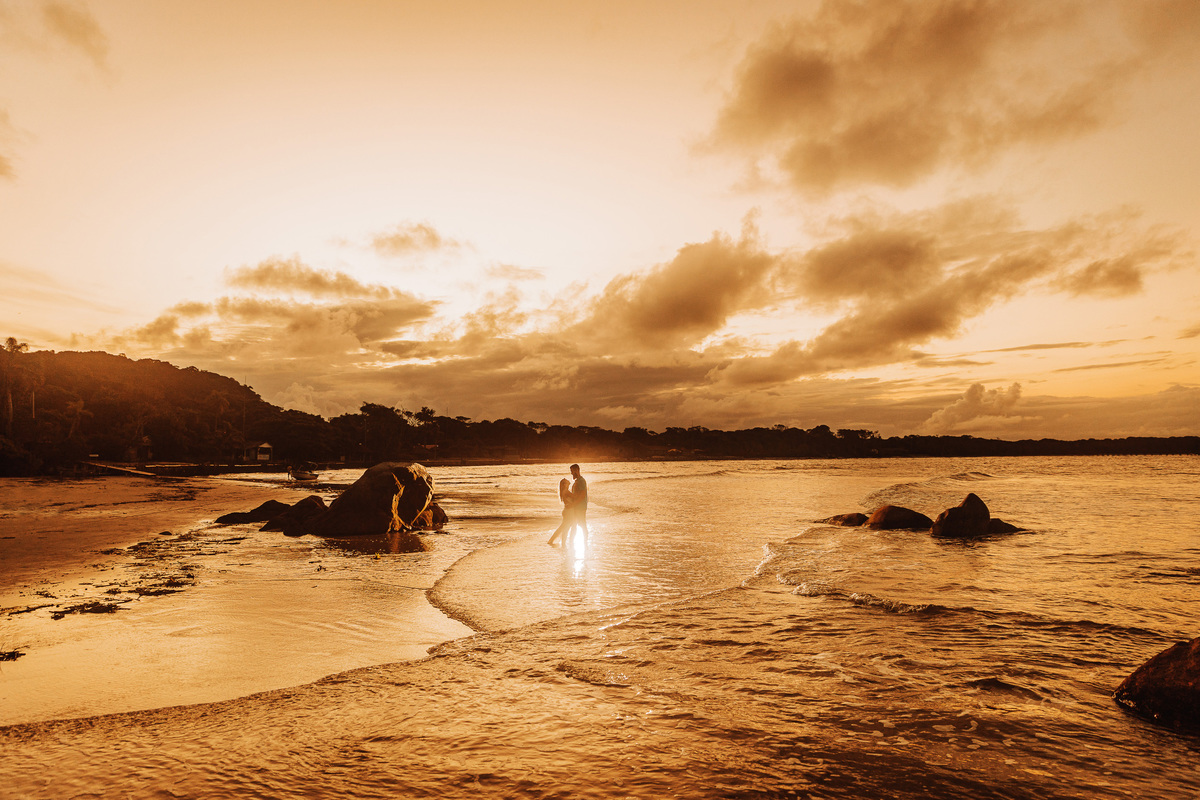 o melhor fotografo de casamentos de Maringa rickardo andrade faz lindo ensaio no por do sol na praia da fortaleza ilha do mel 