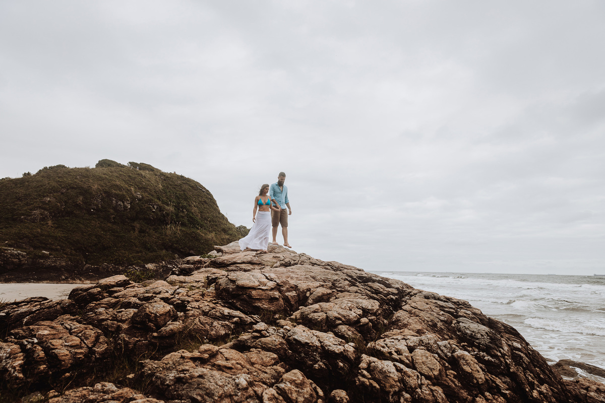 ensaio externo de pre casamento com fotos na praia do parana 
