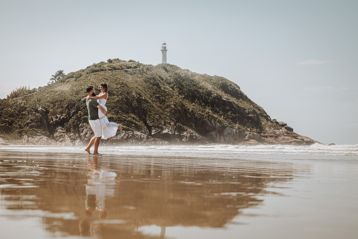 ensaio de casal na ilha do mel , fotos de casal na praia, ideias de fotos na praia 
