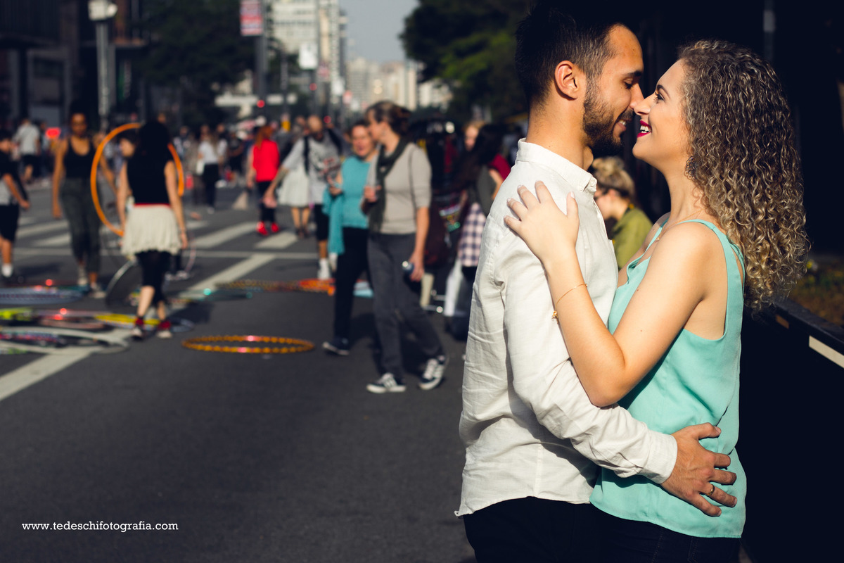 Ensaio - pre wedding - avenida paulista - são paulo - ensaio de casal - ensaio casal rua - parque trianon - avenida paulista - movimentacao - casamento - ensaio de casamento - ensaio de casamento na paulista - vestido de noiva - unha de noiva - são paulo