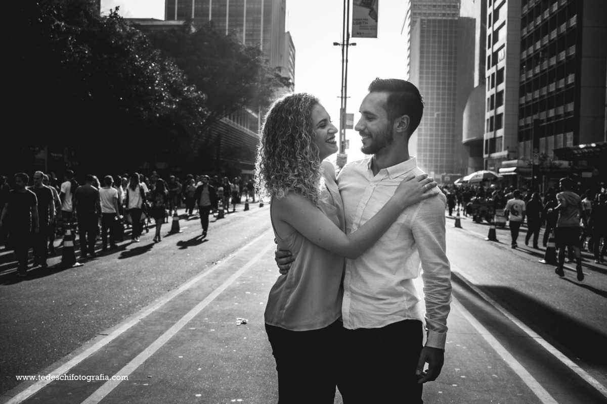 Ensaio - pre wedding - avenida paulista - são paulo - ensaio de casal - ensaio casal rua - parque trianon - avenida paulista - movimentacao - casamento - ensaio de casamento - ensaio de casamento na paulista - vestido de noiva - unha de noiva - são paulo