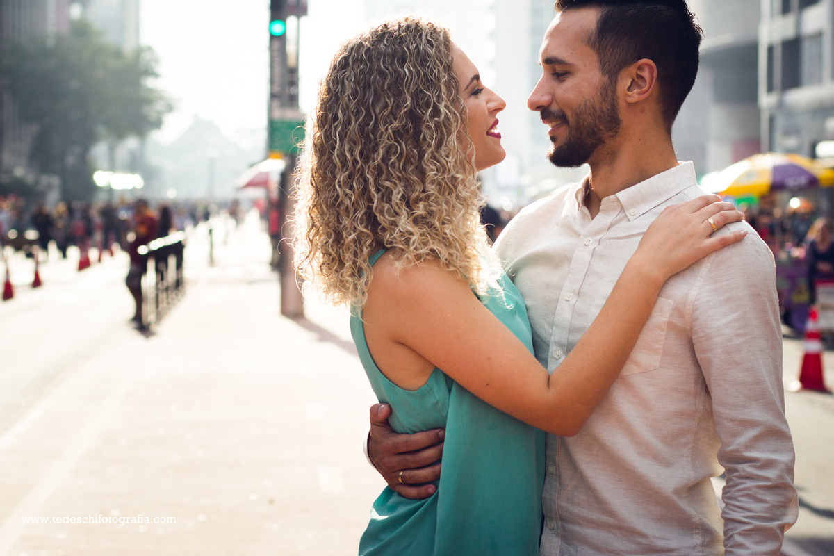 Ensaio - pre wedding - avenida paulista - são paulo - ensaio de casal - ensaio casal rua - parque trianon - avenida paulista - movimentacao - casamento - ensaio de casamento - ensaio de casamento na paulista - vestido de noiva - unha de noiva - são paulo