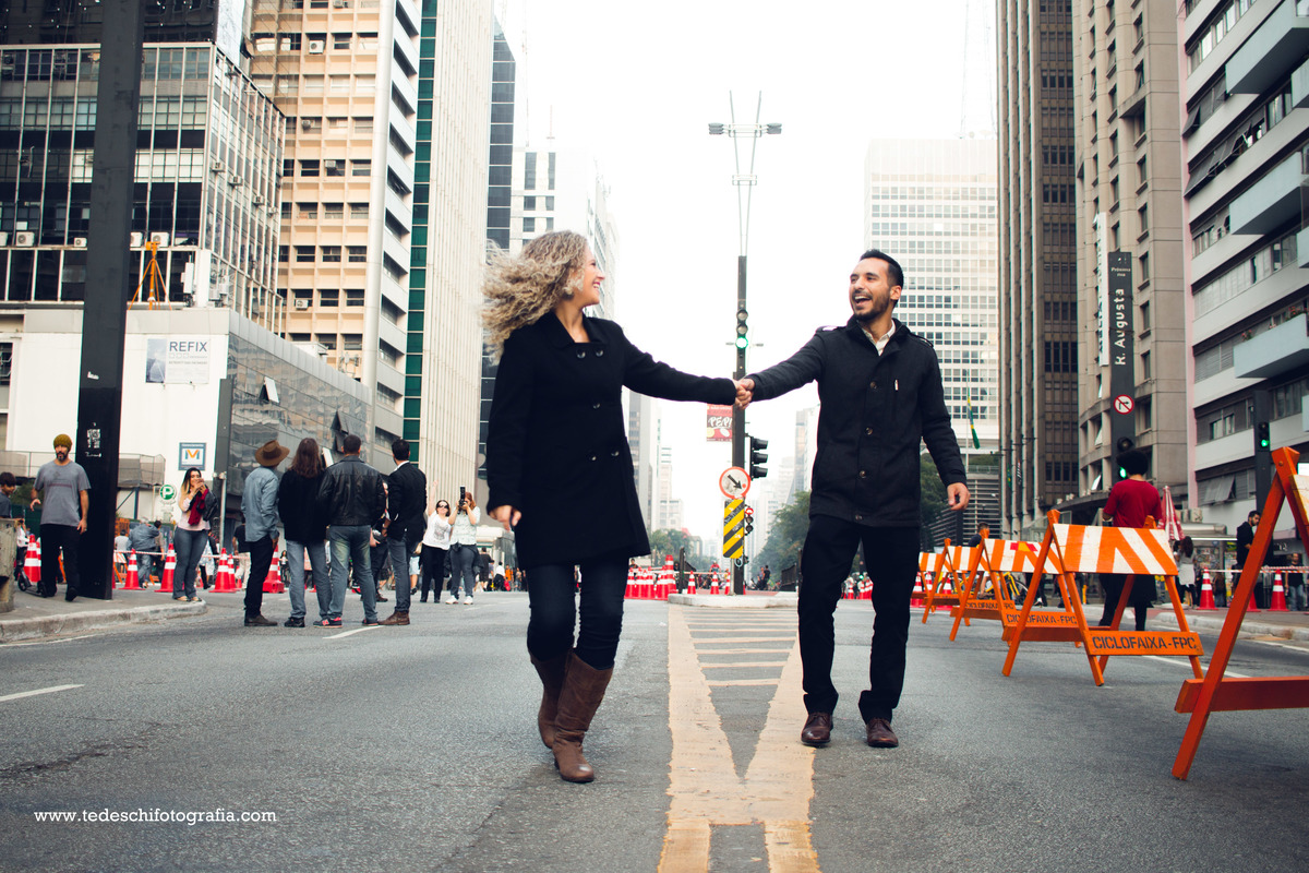 Ensaio - pre wedding - avenida paulista - são paulo - ensaio de casal - ensaio casal rua - parque trianon - avenida paulista - movimentacao - casamento - ensaio de casamento - ensaio de casamento na paulista - vestido de noiva - unha de noiva - são paulo