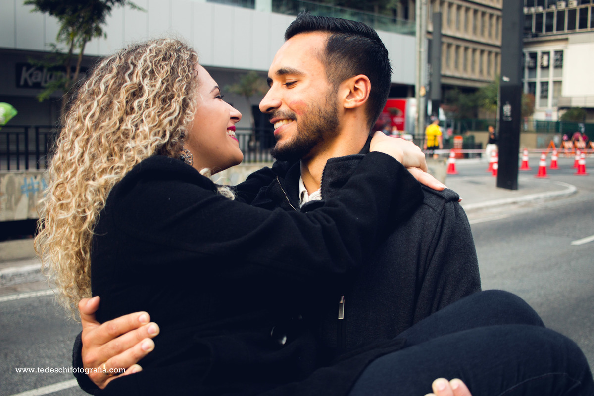 Ensaio - pre wedding - avenida paulista - são paulo - ensaio de casal - ensaio casal rua - parque trianon - avenida paulista - movimentacao - casamento - ensaio de casamento - ensaio de casamento na paulista - vestido de noiva - unha de noiva - são paulo