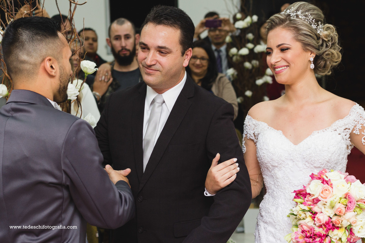Cabelo de Noiva - Vestido de Noiva- Casamento mogi das cruzes - Casamento São Paulo - Decoração para Casamento - Salão para casamento - making of de casamento - dia da noiva - casamento churrascaria - são paulo - aliança de noivado
