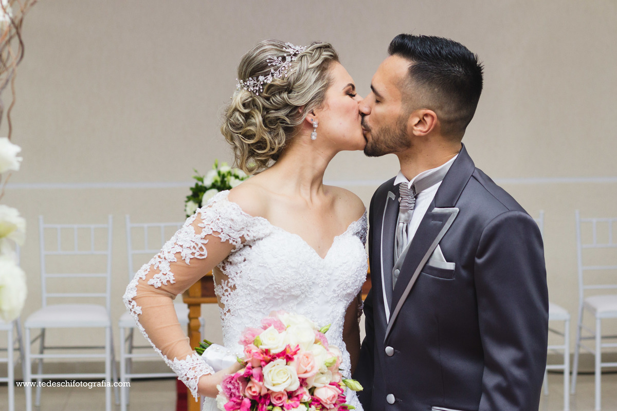 Cabelo de Noiva - Vestido de Noiva- Casamento mogi das cruzes - Casamento São Paulo - Decoração para Casamento - Salão para casamento - making of de casamento - dia da noiva - casamento churrascaria - são paulo - aliança de noivado