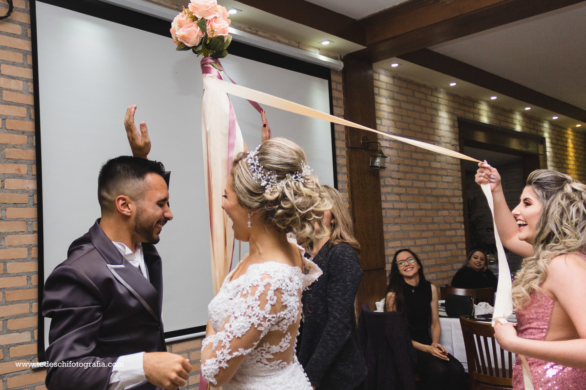 Cabelo de Noiva - Vestido de Noiva- Casamento mogi das cruzes - Casamento São Paulo - Decoração para Casamento - Salão para casamento - making of de casamento - dia da noiva - casamento churrascaria - são paulo - aliança de noivado