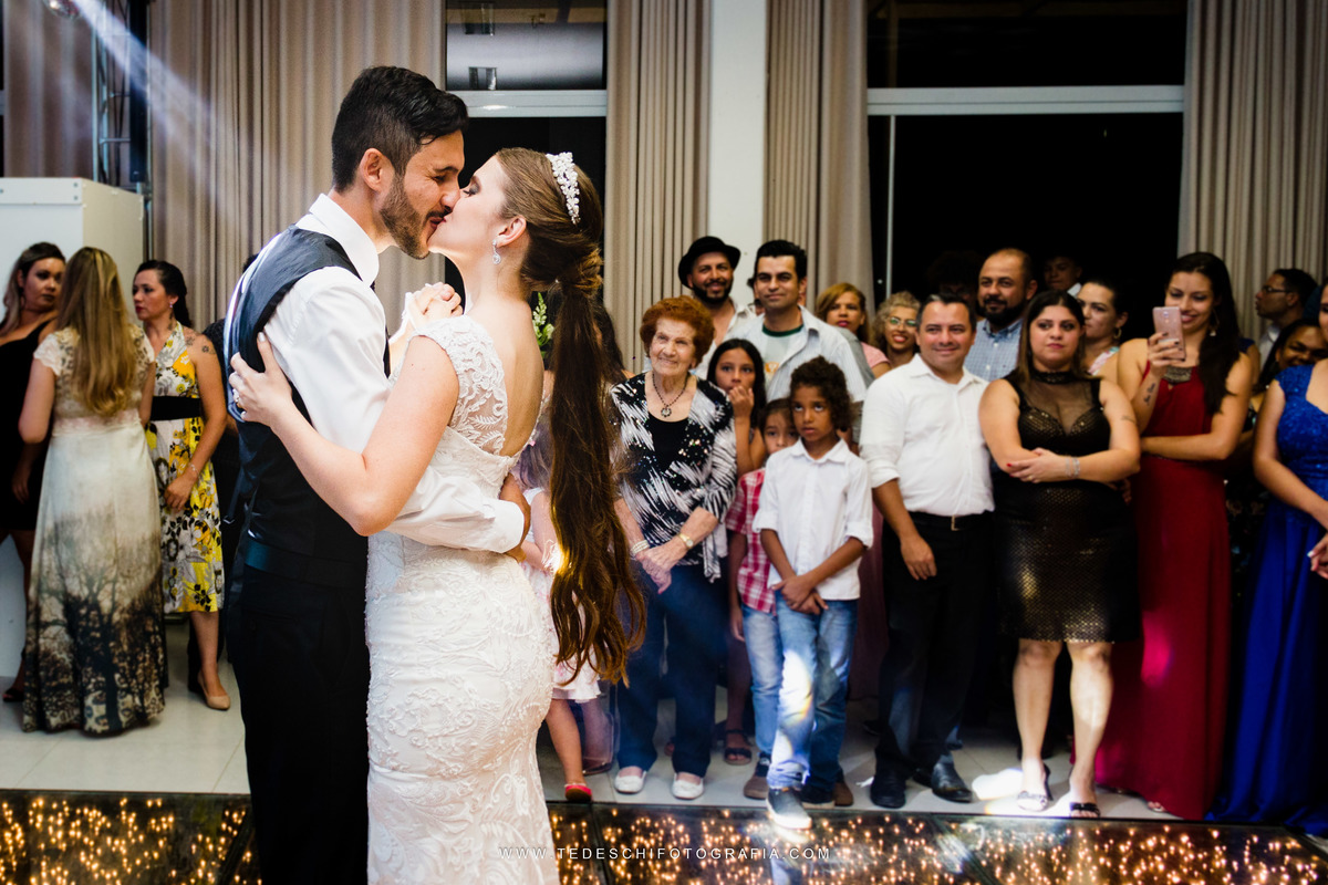Casamento, Guararema, Fv Decoração e Assessoria, Dj Renam Mathias, Buffet Brion, Sitio Pintado, decoração de casamento, vestido de noiva, flores, maquiagem noiva, regis click mais, cabine de foto, mogi das cruzes, carro de noiva, aliança, noivo, terno