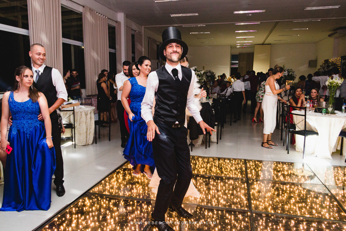 Casamento, Guararema, Fv Decoração e Assessoria, Dj Renam Mathias, Buffet Brion, Sitio Pintado, decoração de casamento, vestido de noiva, flores, maquiagem noiva, regis click mais, cabine de foto, mogi das cruzes, carro de noiva, aliança, noivo, terno