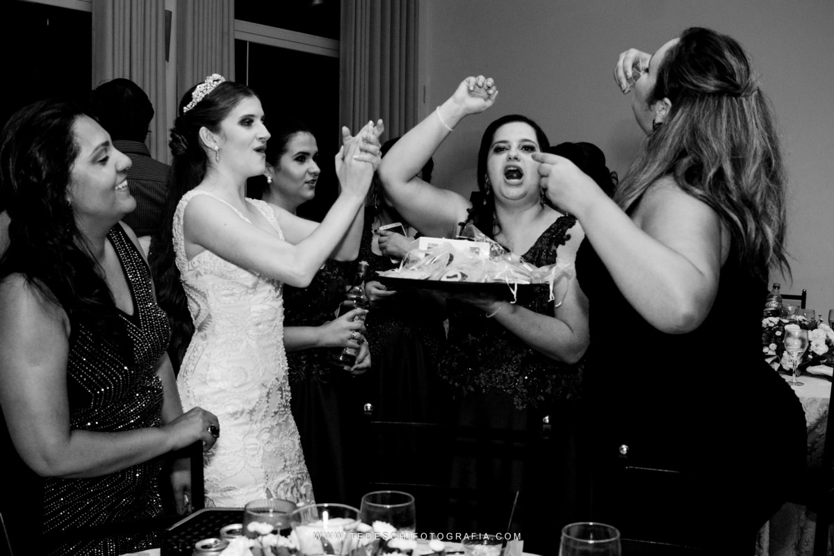 Casamento, Guararema, Fv Decoração e Assessoria, Dj Renam Mathias, Buffet Brion, Sitio Pintado, decoração de casamento, vestido de noiva, flores, maquiagem noiva, regis click mais, cabine de foto, mogi das cruzes, carro de noiva, aliança, noivo, terno