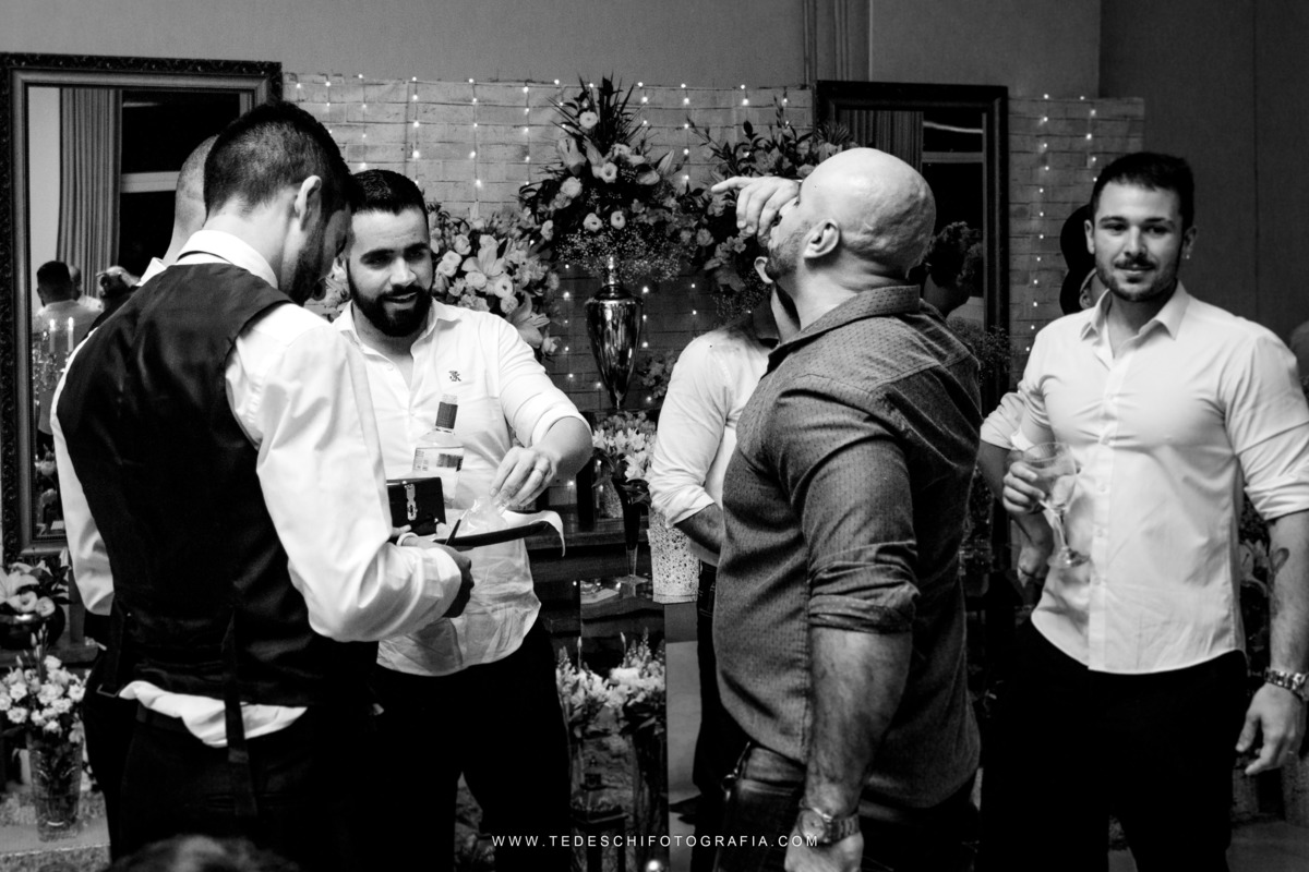 Casamento, Guararema, Fv Decoração e Assessoria, Dj Renam Mathias, Buffet Brion, Sitio Pintado, decoração de casamento, vestido de noiva, flores, maquiagem noiva, regis click mais, cabine de foto, mogi das cruzes, carro de noiva, aliança, noivo, terno