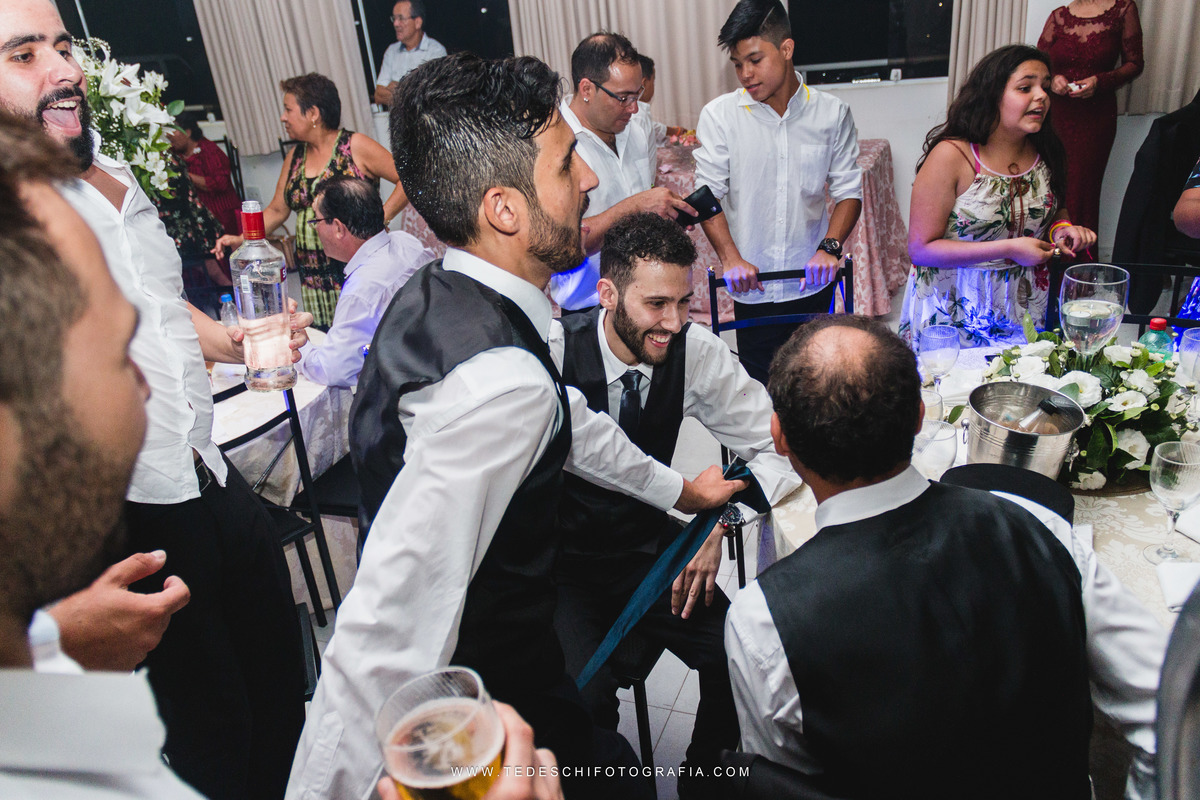 Casamento, Guararema, Fv Decoração e Assessoria, Dj Renam Mathias, Buffet Brion, Sitio Pintado, decoração de casamento, vestido de noiva, flores, maquiagem noiva, regis click mais, cabine de foto, mogi das cruzes, carro de noiva, aliança, noivo, terno