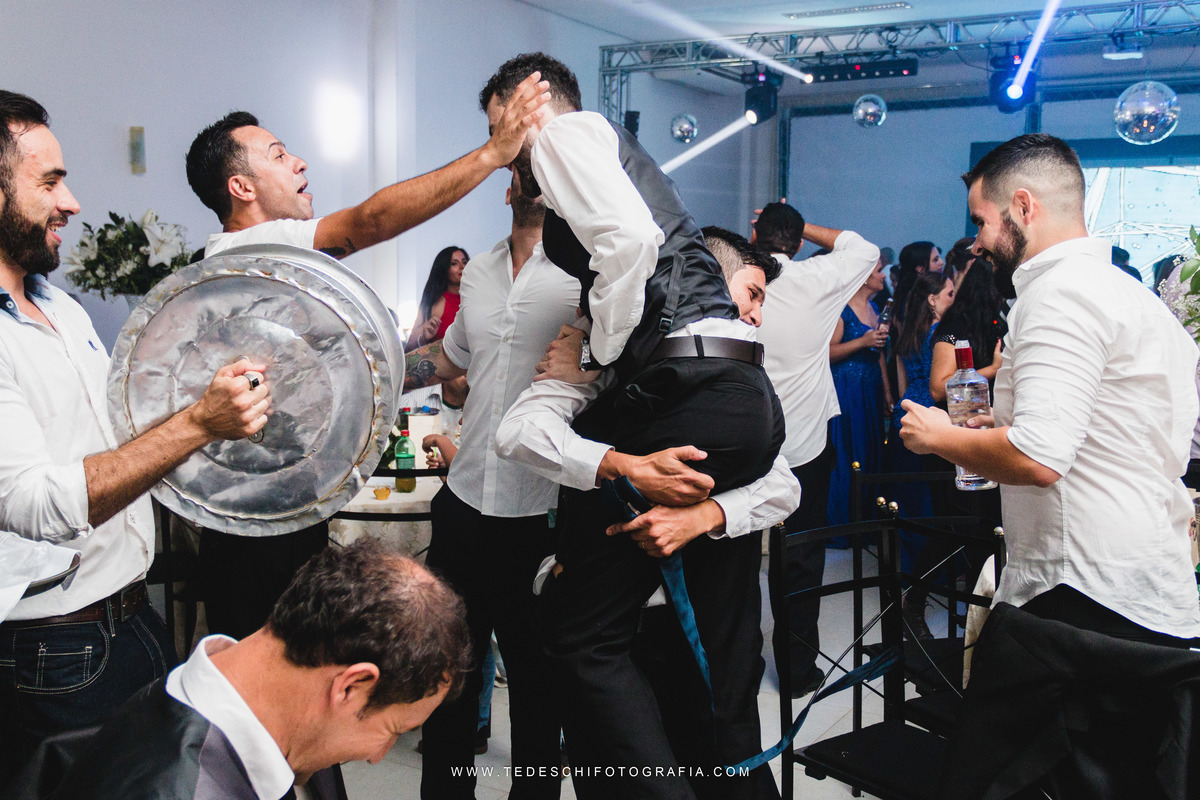 Casamento, Guararema, Fv Decoração e Assessoria, Dj Renam Mathias, Buffet Brion, Sitio Pintado, decoração de casamento, vestido de noiva, flores, maquiagem noiva, regis click mais, cabine de foto, mogi das cruzes, carro de noiva, aliança, noivo, terno