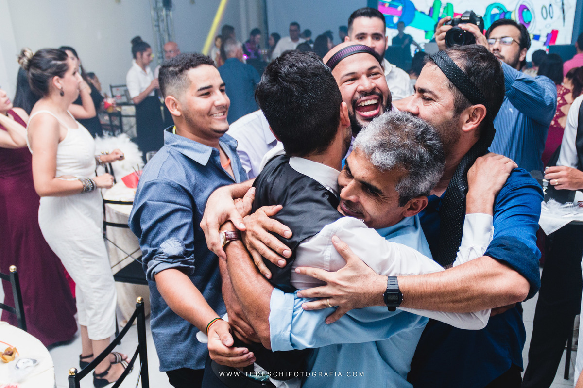 Casamento, Guararema, Fv Decoração e Assessoria, Dj Renam Mathias, Buffet Brion, Sitio Pintado, decoração de casamento, vestido de noiva, flores, maquiagem noiva, regis click mais, cabine de foto, mogi das cruzes, carro de noiva, aliança, noivo, terno