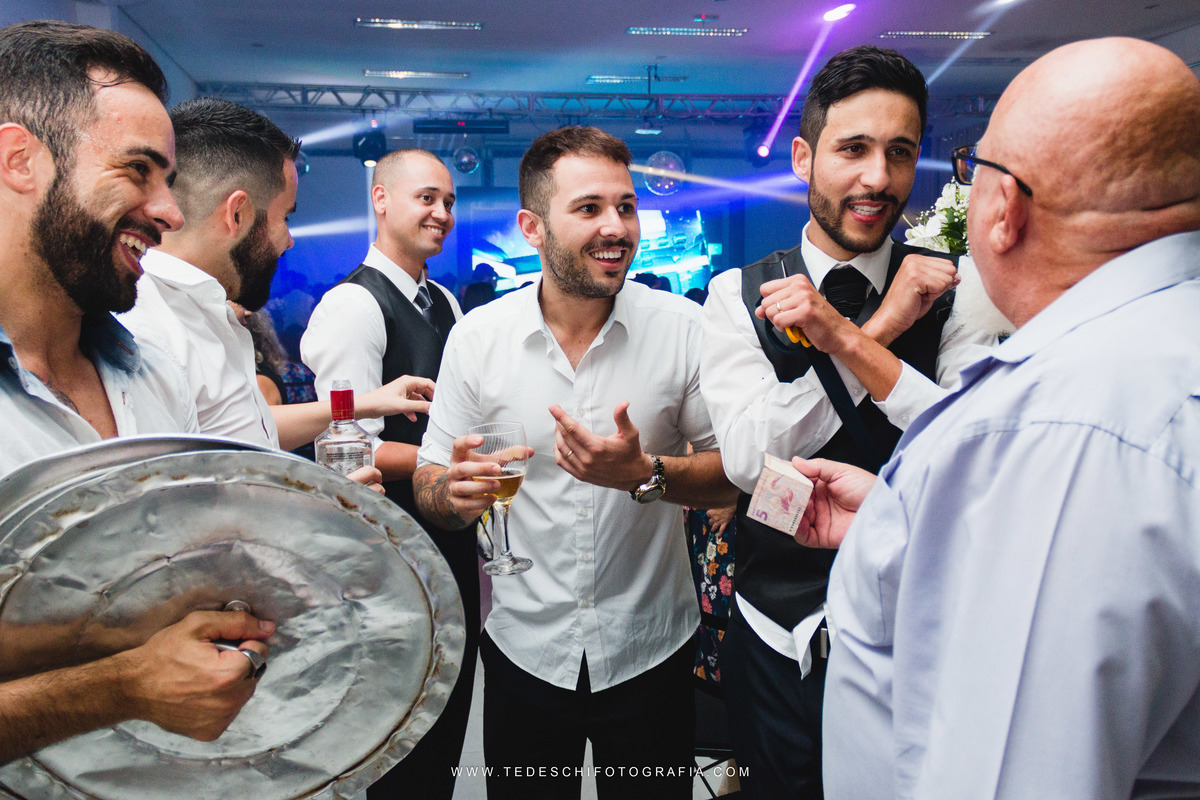 Casamento, Guararema, Fv Decoração e Assessoria, Dj Renam Mathias, Buffet Brion, Sitio Pintado, decoração de casamento, vestido de noiva, flores, maquiagem noiva, regis click mais, cabine de foto, mogi das cruzes, carro de noiva, aliança, noivo, terno