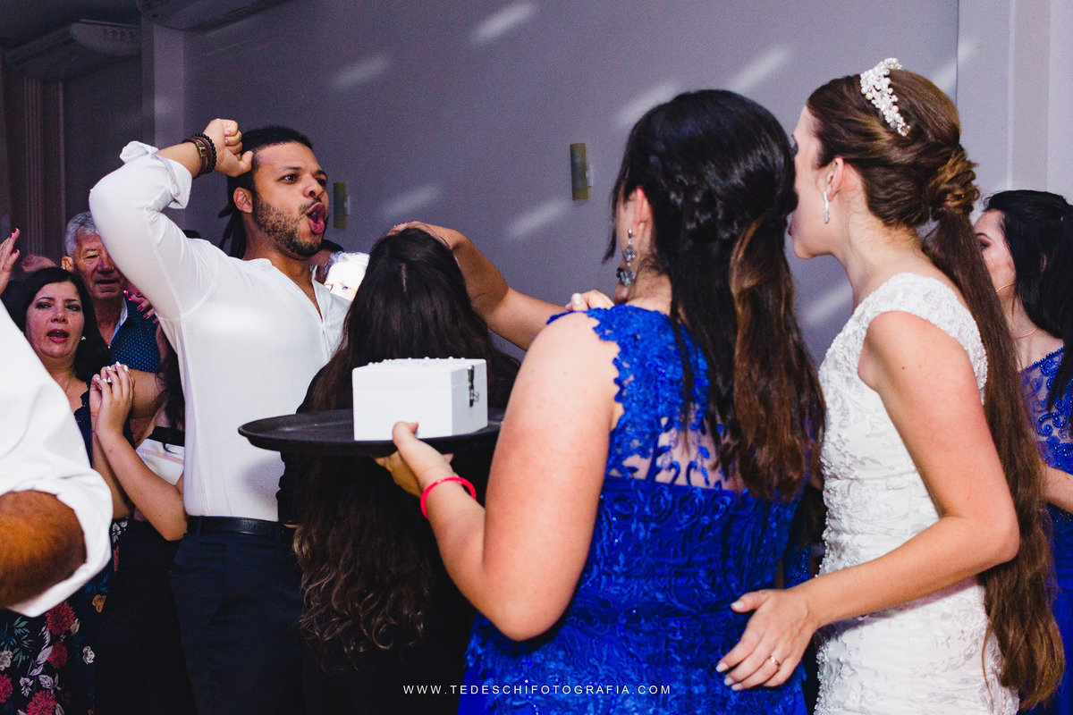 Casamento, Guararema, Fv Decoração e Assessoria, Dj Renam Mathias, Buffet Brion, Sitio Pintado, decoração de casamento, vestido de noiva, flores, maquiagem noiva, regis click mais, cabine de foto, mogi das cruzes, carro de noiva, aliança, noivo, terno