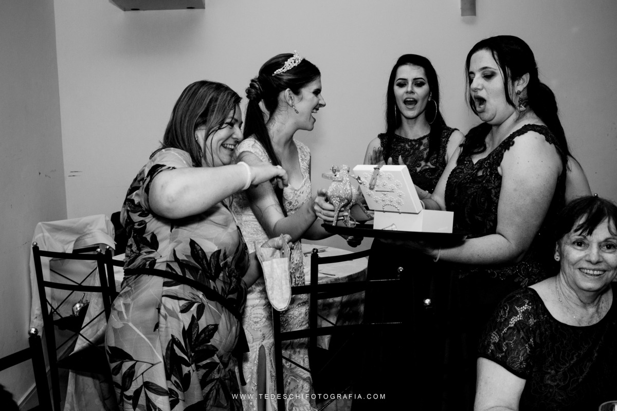 Casamento, Guararema, Fv Decoração e Assessoria, Dj Renam Mathias, Buffet Brion, Sitio Pintado, decoração de casamento, vestido de noiva, flores, maquiagem noiva, regis click mais, cabine de foto, mogi das cruzes, carro de noiva, aliança, noivo, terno