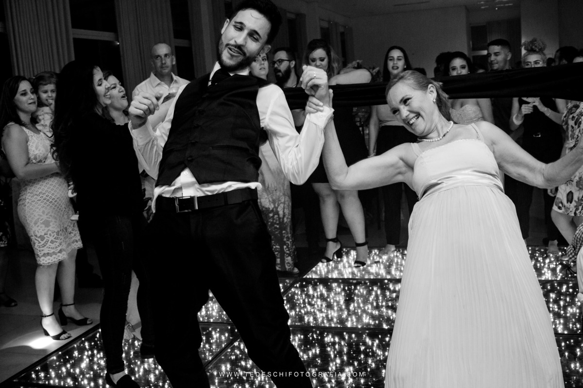 Casamento, Guararema, Fv Decoração e Assessoria, Dj Renam Mathias, Buffet Brion, Sitio Pintado, decoração de casamento, vestido de noiva, flores, maquiagem noiva, regis click mais, cabine de foto, mogi das cruzes, carro de noiva, aliança, noivo, terno