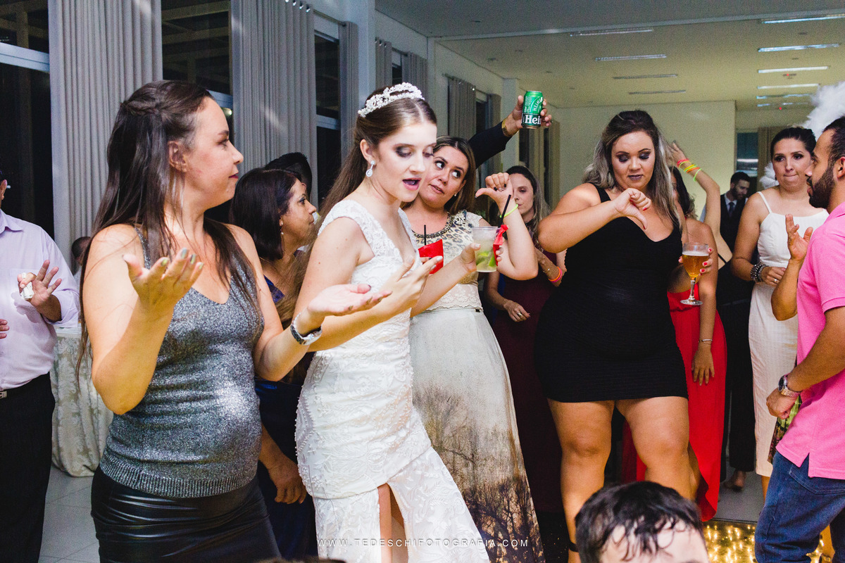Casamento, Guararema, Fv Decoração e Assessoria, Dj Renam Mathias, Buffet Brion, Sitio Pintado, decoração de casamento, vestido de noiva, flores, maquiagem noiva, regis click mais, cabine de foto, mogi das cruzes, carro de noiva, aliança, noivo, terno