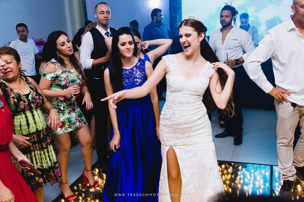 Casamento, Guararema, Fv Decoração e Assessoria, Dj Renam Mathias, Buffet Brion, Sitio Pintado, decoração de casamento, vestido de noiva, flores, maquiagem noiva, regis click mais, cabine de foto, mogi das cruzes, carro de noiva, aliança, noivo, terno