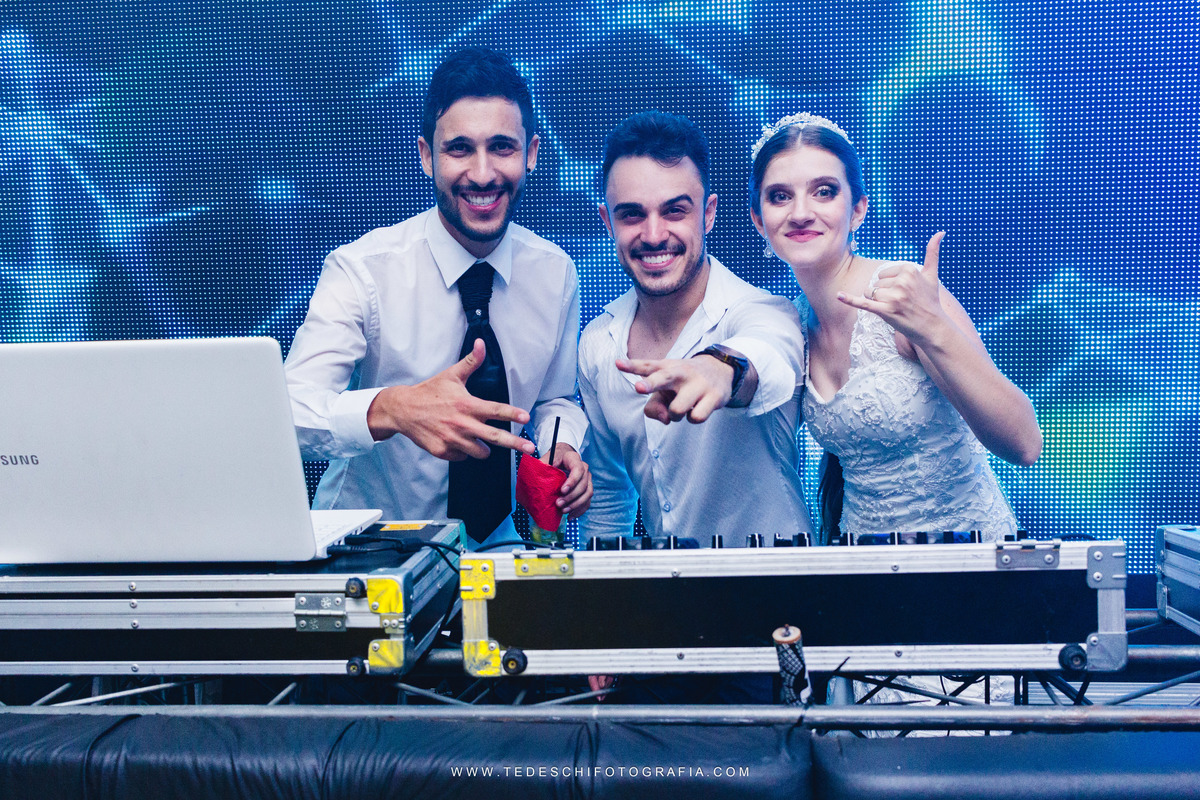 Casamento, Guararema, Fv Decoração e Assessoria, Dj Renam Mathias, Buffet Brion, Sitio Pintado, decoração de casamento, vestido de noiva, flores, maquiagem noiva, regis click mais, cabine de foto, mogi das cruzes, carro de noiva, aliança, noivo, terno