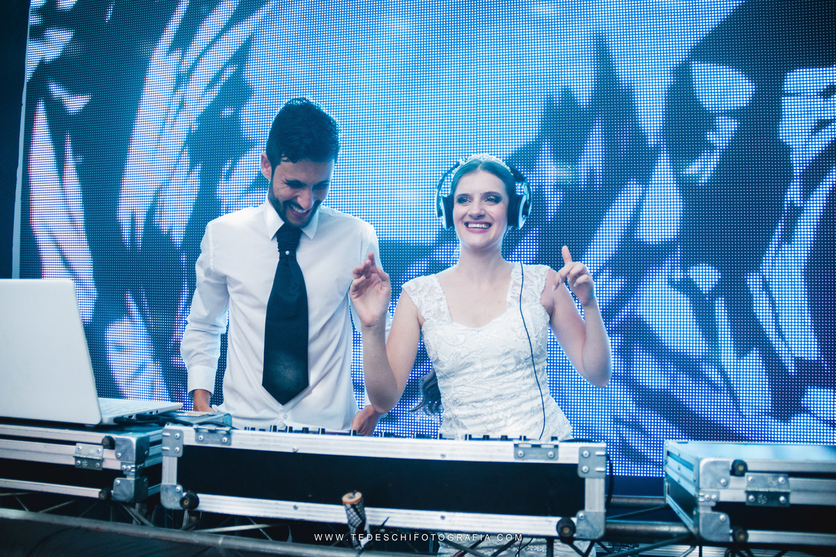 Casamento, Guararema, Fv Decoração e Assessoria, Dj Renam Mathias, Buffet Brion, Sitio Pintado, decoração de casamento, vestido de noiva, flores, maquiagem noiva, regis click mais, cabine de foto, mogi das cruzes, carro de noiva, aliança, noivo, terno