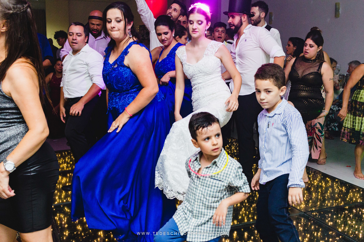Casamento, Guararema, Fv Decoração e Assessoria, Dj Renam Mathias, Buffet Brion, Sitio Pintado, decoração de casamento, vestido de noiva, flores, maquiagem noiva, regis click mais, cabine de foto, mogi das cruzes, carro de noiva, aliança, noivo, terno