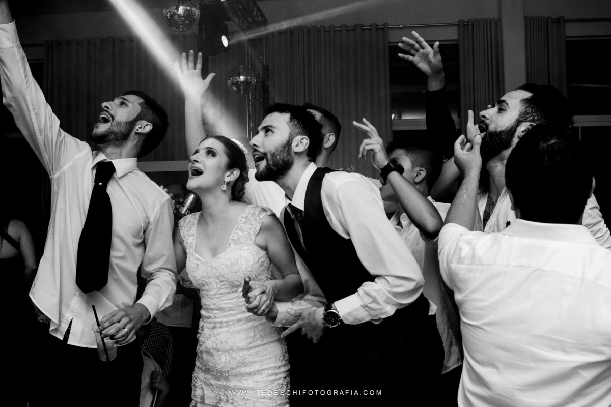 Casamento, Guararema, Fv Decoração e Assessoria, Dj Renam Mathias, Buffet Brion, Sitio Pintado, decoração de casamento, vestido de noiva, flores, maquiagem noiva, regis click mais, cabine de foto, mogi das cruzes, carro de noiva, aliança, noivo, terno
