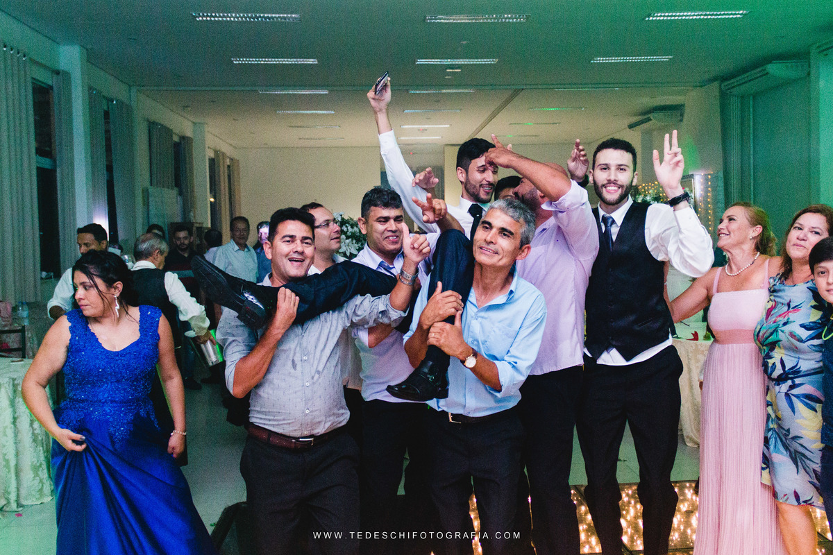 Casamento, Guararema, Fv Decoração e Assessoria, Dj Renam Mathias, Buffet Brion, Sitio Pintado, decoração de casamento, vestido de noiva, flores, maquiagem noiva, regis click mais, cabine de foto, mogi das cruzes, carro de noiva, aliança, noivo, terno
